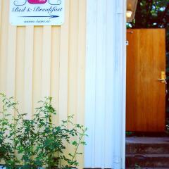 Отель 5:ans Bed & Breakfast сейф в номере