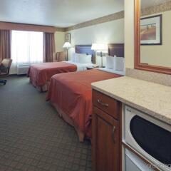 Отель Country Inn & Suites - Appleton North сейф в номере