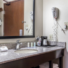 Отель Comfort Inn Midtown США, Талса - отзывы, цены и фото номеров - забронировать отель Comfort Inn Midtown онлайн ванная