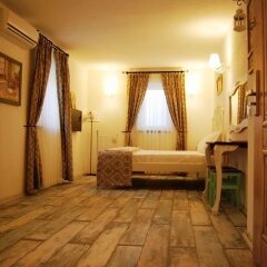 Отель Tarcin Alacati Otel - Adults Only Чешме сейф в номере