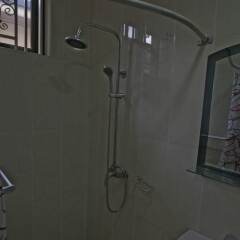 Отель X-Class Guesthouse by BWHospitality Гана, Мори - отзывы, цены и фото номеров - забронировать отель X-Class Guesthouse by BWHospitality онлайн ванная