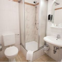 Отель Best Western Ambassador Hotel Германия, Дюссельдорф - 4 отзыва об отеле, цены и фото номеров - забронировать отель Best Western Ambassador Hotel онлайн ванная фото 2