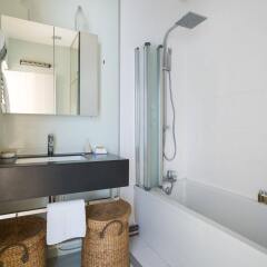 Отель onefinestay - Parc Monceau Apartments Франция, Париж - отзывы, цены и фото номеров - забронировать отель onefinestay - Parc Monceau Apartments онлайн ванная фото 2