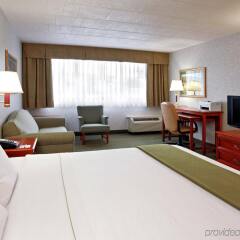 Quality Inn & Suites in Altoona, United States of America from 107$, photos, reviews - zenhotels.com guestroom photo 4