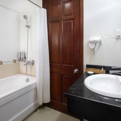 Отель Corvin Hotel Вьетнам, Вунгтау - отзывы, цены и фото номеров - забронировать отель Corvin Hotel онлайн ванная