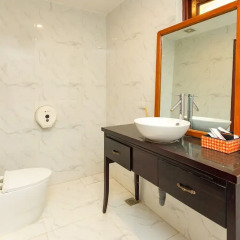 OYO 779 Aisha Hotel And Apartment Ханой ванная