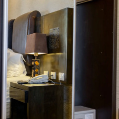 Отель Royalty Suites сейф в номере