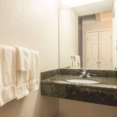 Отель Quality Inn and Suites Summit County ванная фото 2