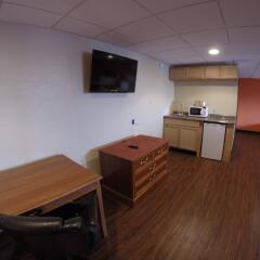 Отель Motel 6 Elizabeth - Newark Liberty Intl Airport США, Элизабет - отзывы, цены и фото номеров - забронировать отель Motel 6 Elizabeth - Newark Liberty Intl Airport онлайн удобства в номере фото 2