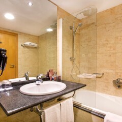 Отель Occidental Atenea Mar - Adults Only ванная фото 2