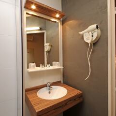 Отель Kyriad Hotel Lyon Centre Croix Rousse Франция, Лион - отзывы, цены и фото номеров - забронировать отель Kyriad Hotel Lyon Centre Croix Rousse онлайн ванная фото 2