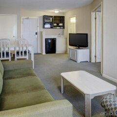 Quality Suites Whitby in Whitby, Canada from 142$, photos, reviews - zenhotels.com guestroom photo 3