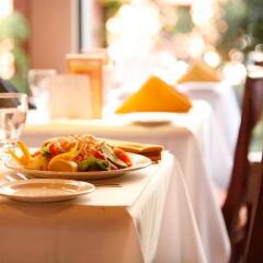 Отель Quality Hotel Downtown-Inn at False Creek Канада, Ванкувер - отзывы, цены и фото номеров - забронировать отель Quality Hotel Downtown-Inn at False Creek онлайн питание фото 3