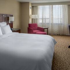 Отель New York LaGuardia Airport Marriott комната для гостей