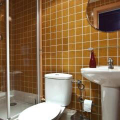 Отель Hostal Girona Испания, Барселона - отзывы, цены и фото номеров - забронировать отель Hostal Girona онлайн ванная