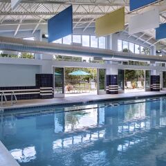 Отель Eaglewood Resort & Spa бассейн