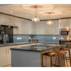 Отель Modern, Stunning and Elegant 2 Bedroom Apt for 4 в номере