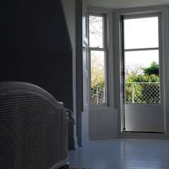 Отель 3 Bedroom Flat In Duddingston Village Эдинбург комната для гостей