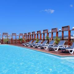 Отель Days Inn by Wyndham Patong Beach Phuket Таиланд, Карон-Бич - 1 отзыв об отеле, цены и фото номеров - забронировать отель Days Inn by Wyndham Patong Beach Phuket онлайн бассейн