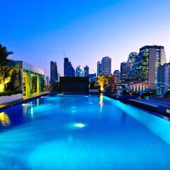Отель Admiral Premier Sukhumvit 23 By Compass Hospitality Бангкок бассейн