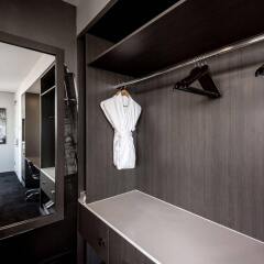 Sage Hotel James Street сейф в номере
