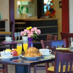 Отель CouettHotel Saint Jean dAngély Франция, Сен-Жан-д'Анжели - отзывы, цены и фото номеров - забронировать отель CouettHotel Saint Jean dAngély онлайн питание