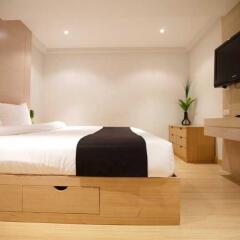 Отель Thonglor Suites Бангкок комната для гостей фото 5