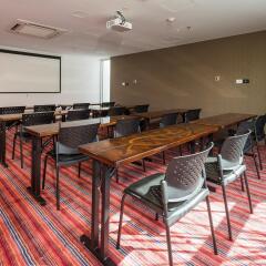 Отель Hampton by Hilton Cali