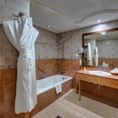 Отель Sahara Beach Resort & Spa ванная фото 2