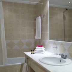 Отель Mitsis Family Village Beach Hotel - All Inclusive Греция, Кардамена - отзывы, цены и фото номеров - забронировать отель Mitsis Family Village Beach Hotel - All Inclusive онлайн ванная