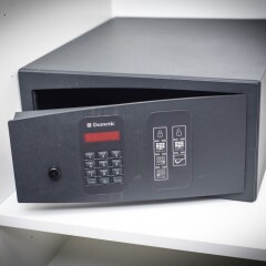 Отель Axor Feria сейф в номере