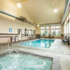 Отель Comfort Inn And Suites McMinnville бассейн
