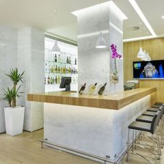 Отель Holiday Inn Express Belgrade - City гостиничный бар
