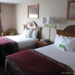 La Quinta Inn & Suites by Wyndham Aberdeen-APG in Aberdeen, United States of America from 122$, photos, reviews - zenhotels.com guestroom