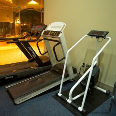 Отель Rosedale On Robson Suite Hotel Канада, Ванкувер - отзывы, цены и фото номеров - забронировать отель Rosedale On Robson Suite Hotel онлайн фитнесс-зал