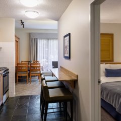 Отель Whistler Village Inn And Suites Канада, Уистлер - отзывы, цены и фото номеров - забронировать отель Whistler Village Inn And Suites онлайн комната для гостей