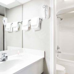 Super 8 by Wyndham Marianna in Marianna, United States of America from 88$, photos, reviews - zenhotels.com bathroom