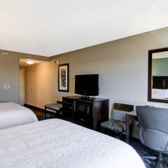 Отель Hampton Inn by Hilton Toronto Airport Corporate Centre Канада, Торонто - отзывы, цены и фото номеров - забронировать отель Hampton Inn by Hilton Toronto Airport Corporate Centre онлайн удобства в номере фото 2