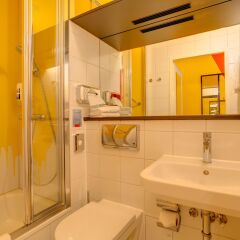 Отель MEININGER Hotel Leipzig Hauptbahnhof Германия, Лейпциг - 2 отзыва об отеле, цены и фото номеров - забронировать отель MEININGER Hotel Leipzig Hauptbahnhof онлайн ванная фото 2