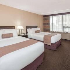 Отель Ramada Plaza by Wyndham Calgary Downtown Канада, Калгари - отзывы, цены и фото номеров - забронировать отель Ramada Plaza by Wyndham Calgary Downtown онлайн комната для гостей фото 3