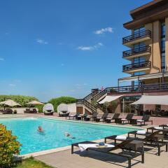 Гостиница Superior Golf and SPA Resort Украина, Харьков - отзывы, цены и фото номеров - забронировать гостиницу Superior Golf and SPA Resort онлайн бассейн