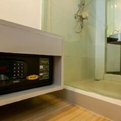 Отель Sukhumvit Suites Бангкок сейф в номере