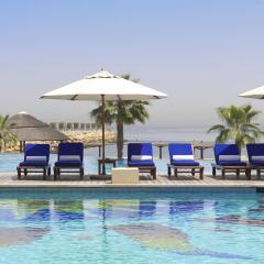 Отель Radisson Blu Resort, Sharjah ОАЭ, Шарджа - 6 отзывов об отеле, цены и фото номеров - забронировать отель Radisson Blu Resort, Sharjah онлайн бассейн фото 2