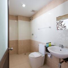 Golden House Hotel Patong Beach ванная фото 2