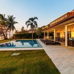 Отель On The Beach Villa by Lofty бассейн