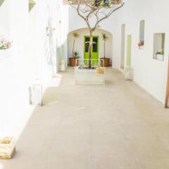 Отель Lemon Tree Bed & Breakfast парковка