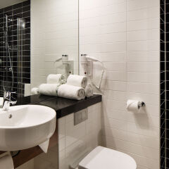 Отель Holiday Inn Express Rotterdam - Central Station Роттердам ванная