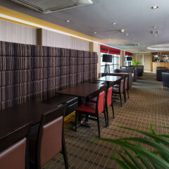 Отель Holiday Inn Express London Luton Airport гостиничный бар