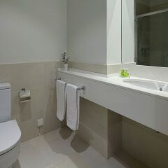 Отель Black & White 4 Apartment by FeelFree Rentals Испания, Сан-Себастьян - отзывы, цены и фото номеров - забронировать отель Black & White 4 Apartment by FeelFree Rentals онлайн ванная