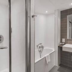 Отель DoubleTree by Hilton Hotel London - Tower of London Великобритания, Лондон - отзывы, цены и фото номеров - забронировать отель DoubleTree by Hilton Hotel London - Tower of London онлайн ванная фото 2